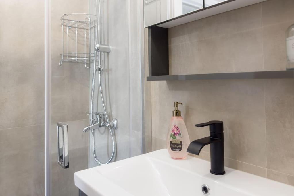Spacious Urban Apt In The Heart Of Athén Kültér fotó